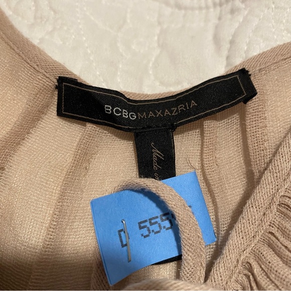 Ruffle Sleeveless Keyhole Top - Picture 3 of 9